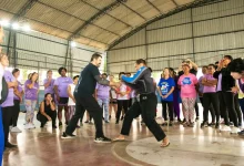 Grupo de 60 pessoas faz aulão de defesa pessoal em uma quadra pública