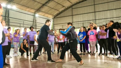 Grupo de 60 pessoas faz aulão de defesa pessoal em uma quadra pública