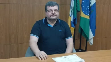 Itaguaí futuro político Prefeito Dr Rubão está sendo à mesa, onde se vê o diploma de prefeito.