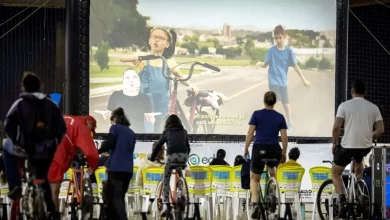 úblico pedala para gerar energia durante sessão do BikeCine