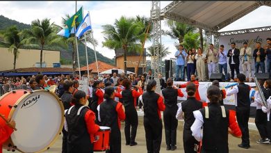 Banda marcial se apresenta diante de autoridades e da comunidade durante o Desfile Cívico