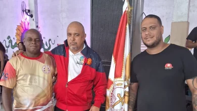 Três homens posando para foto