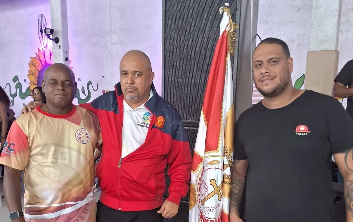 Três homens posando para foto