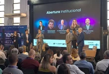 Presidente da Dacerj discursando observado por outras autoridades