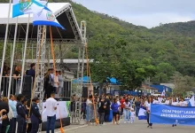 Alunos e educadores do CEIM Professora Laura Jacobina Lacombe desfilam