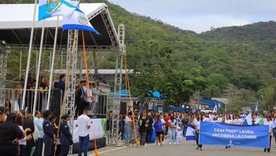 Alunos e educadores do CEIM Professora Laura Jacobina Lacombe desfilam