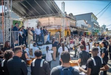 Autoridades municipais acompanham apresentações das bandas marciais durante o desfile cívico