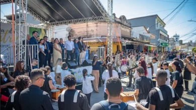 Autoridades municipais acompanham apresentações das bandas marciais durante o desfile cívico