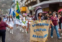 Estudantes durante o Desfile da Independência no Centro de Mangaratiba