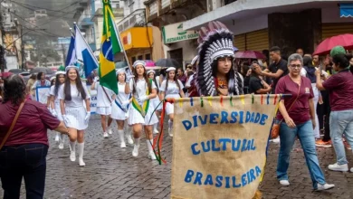 Estudantes durante o Desfile da Independência no Centro de Mangaratiba