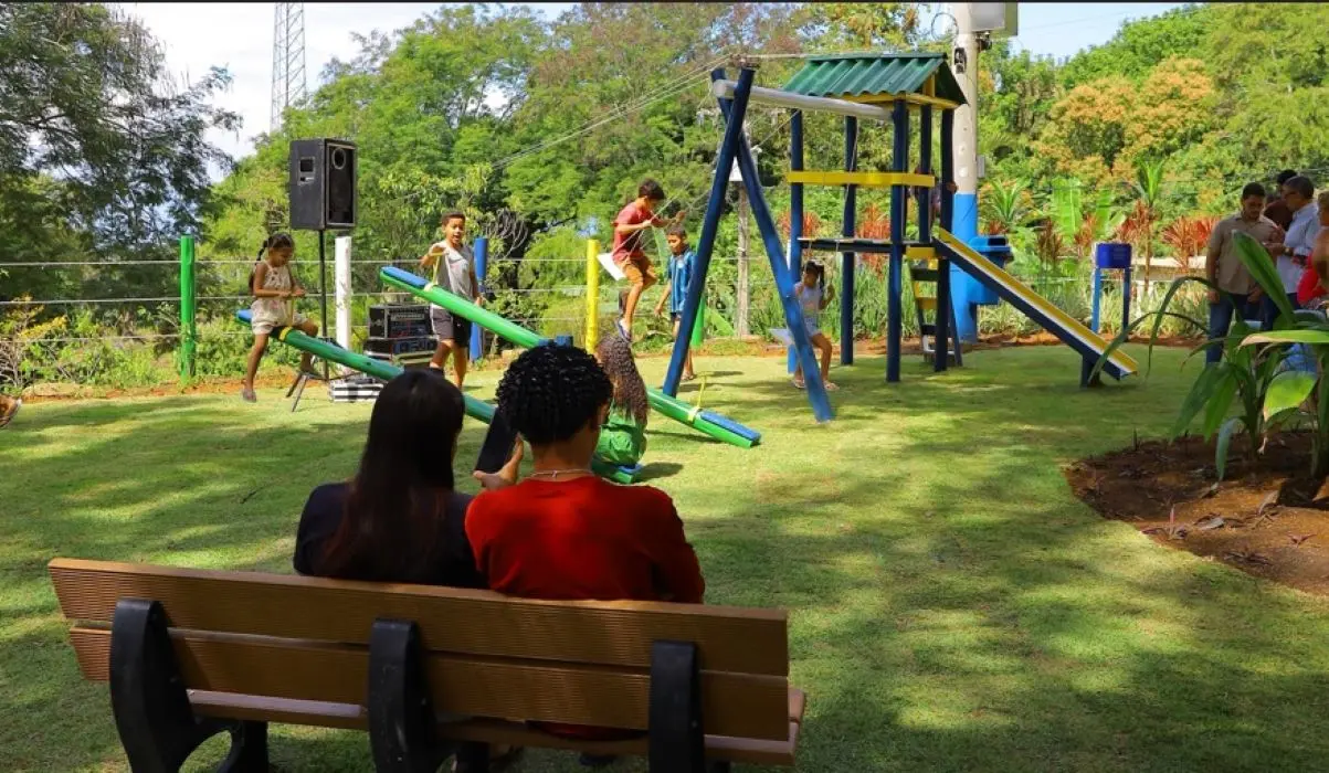 Crianças aproveitam o novo espaço de lazer em Itacurubitiba, recém-inaugurado