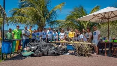 Equipe da ação Clean Up Day posa ao lado dos mais de 350 kg de resíduos recolhidos
