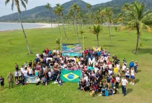 Participantes da segunda edição do World Clean Up Day na Ilha da Marambaia se reúnem após ação ambiental
