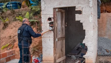Agente da Guarda Municipal derruba construção irregular