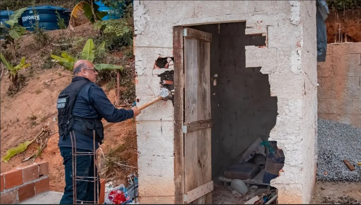 Agente da Guarda Municipal derruba construção irregular