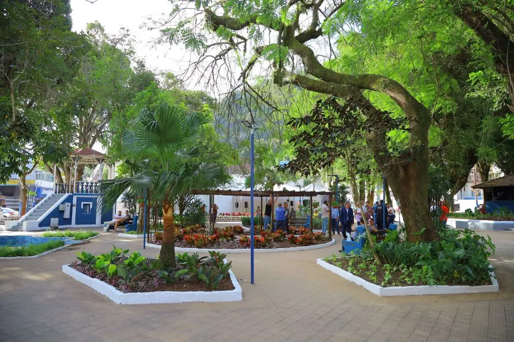 Vista da Praça Robert Simões, no Centro de Mangaratiba