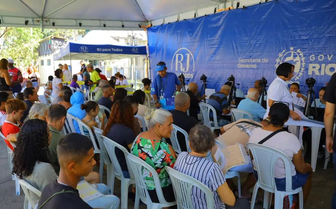 Moradores de Itacuruçá participam do atendimento do projeto RJ Para Todos