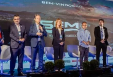 Várias pessoas em pé mum palco