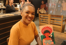 Regina Esteves no lançamento de seu livro "Nunca Esqueçam de Nós".