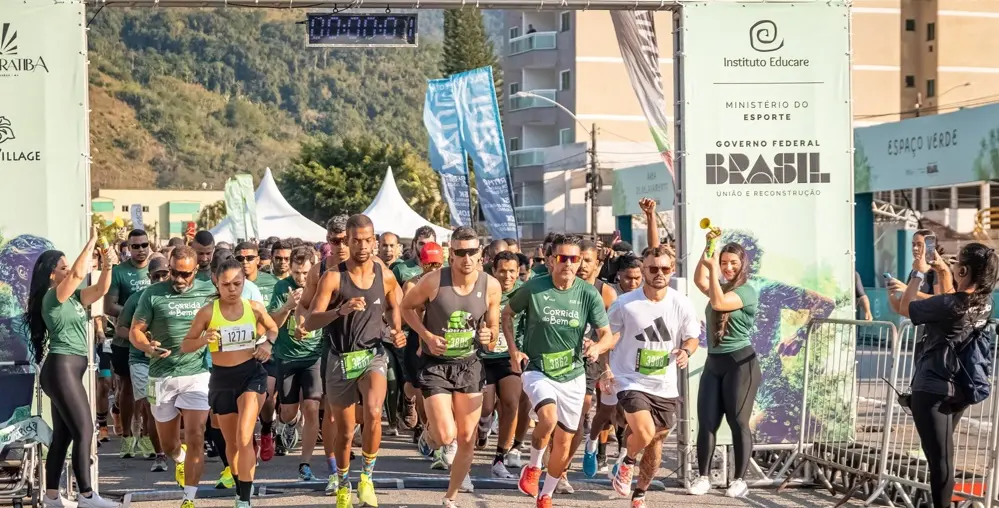 Atletas largam na Corrida do Bem Eco, realizada na Praia do Saco