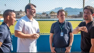 O secretário nacional de Futebol, Patrick Corrêa (à direita), visita o Estádio Municipal de Mangaratiba ao lado do prefeito Luiz Claudio