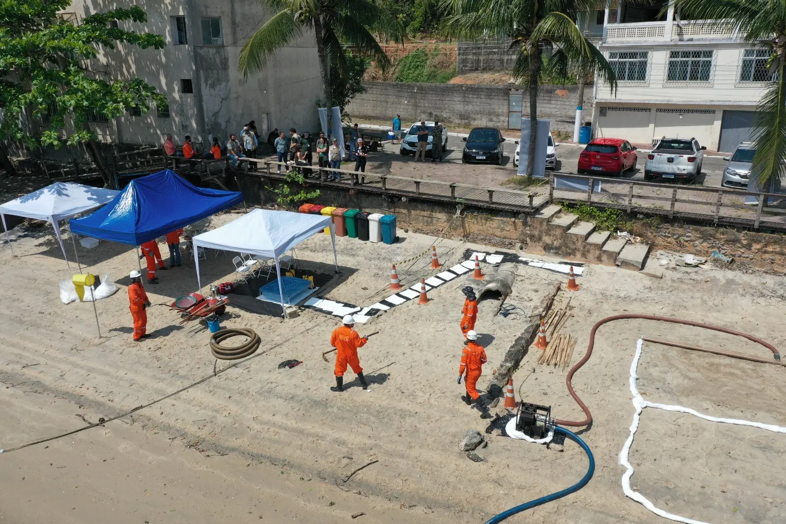 Homens na praia preparando um simulado