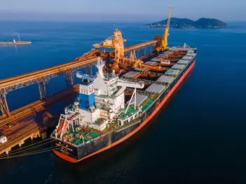 Navio ancorado no porto