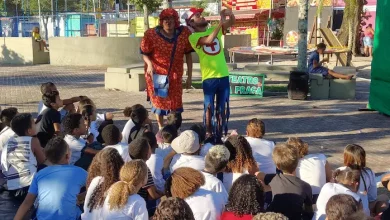 crianças assistindo o lobo que queria ser mal