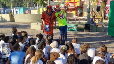 Crianças assistindo a peça "o lobo que queria ser mal"
