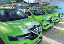 7Link Internet conectada ao futuro: A foto demonstra 4 carros da empresa recarregando as baterias