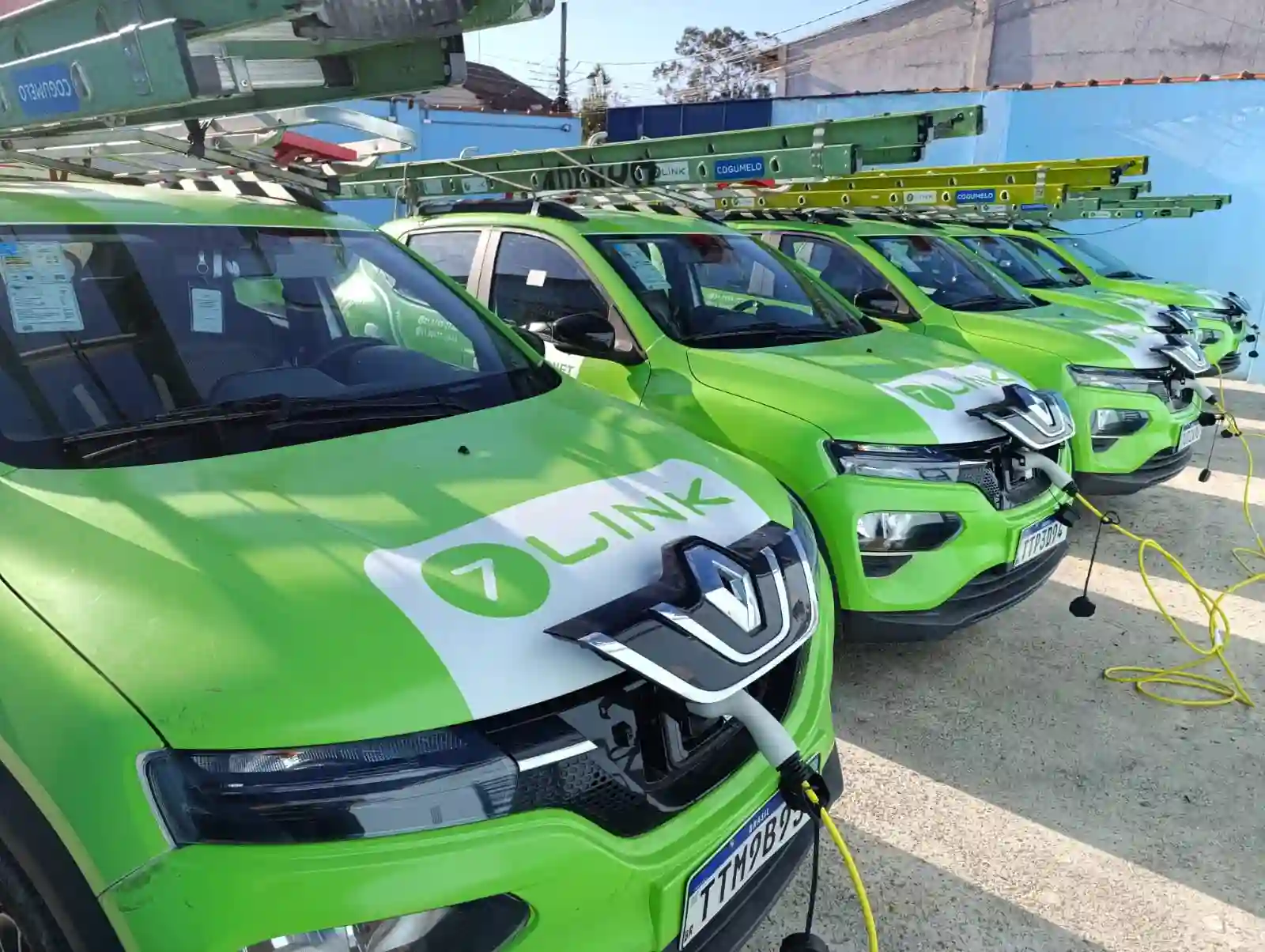 7Link Internet conectada ao futuro: A foto demonstra 4 carros da empresa recarregando as baterias