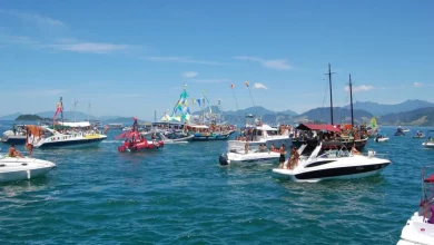 Embarcações enfeitadas e foliões animam as águas de Mangaratiba tradicional festa náutica da Costa Verde