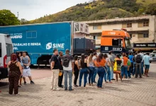 Moradores de Mangaratiba formam fila para acessar os serviços da Carreta do Trabalhador
