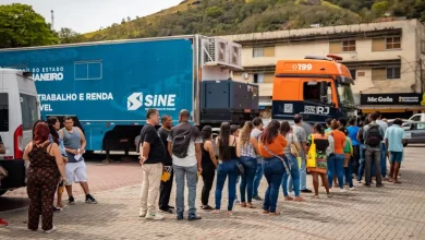Moradores de Mangaratiba formam fila para acessar os serviços da Carreta do Trabalhador