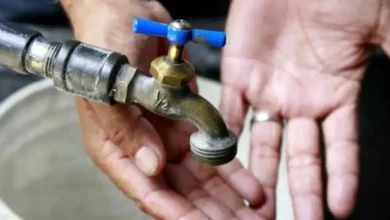 Morador verifica torneira seca durante interrupção no abastecimento de água