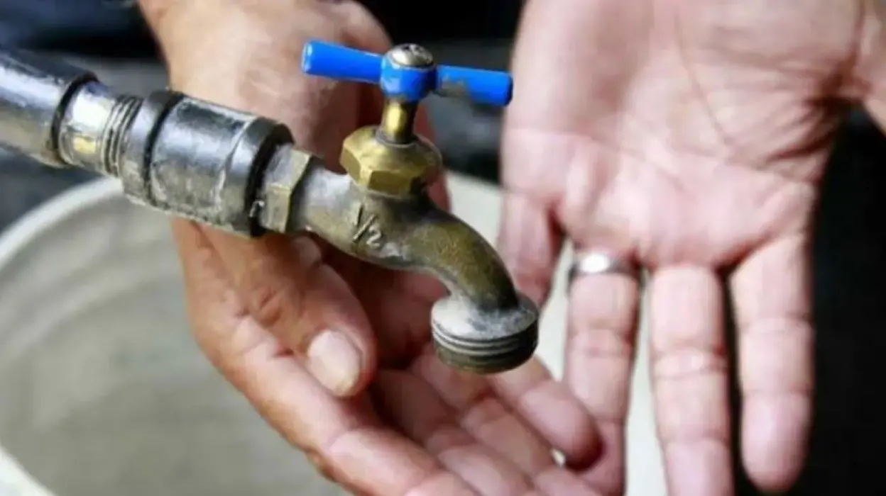 Morador verifica torneira seca durante interrupção no abastecimento de água