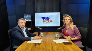 Essiomar Gomes durante participação no videocast O Rio Pod+