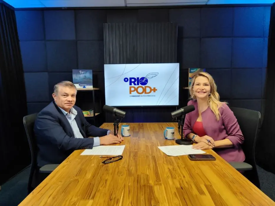 Essiomar Gomes durante participação no videocast O Rio Pod+