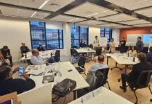 Alunos numa sala de aula ouvindo o professor