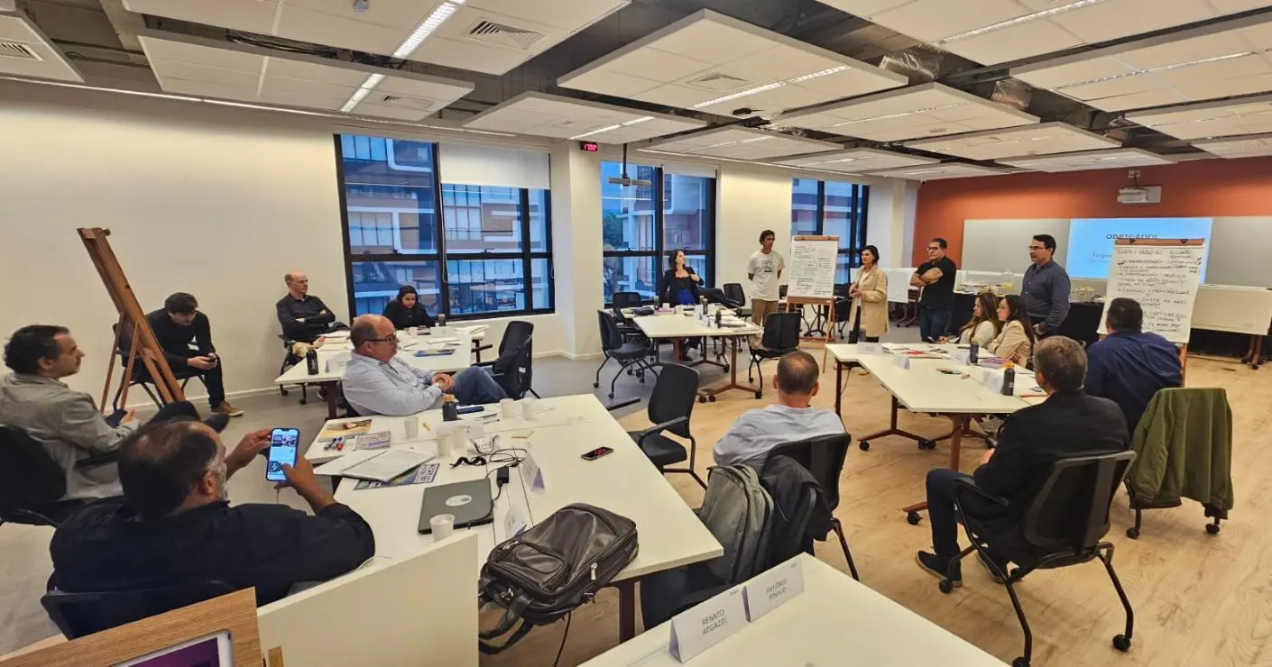 Alunos numa sala de aula ouvindo o professor