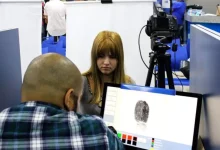 Estudante realiza coleta biométrica em posto do Detran RJ