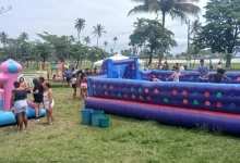 Crianças e familiares participam de atividades recreativas durante a celebração do Dia das Crianças
