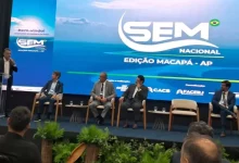 O governador discursa do púlpito observado por demais participantes do evento