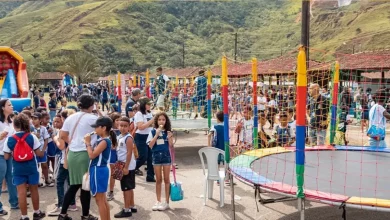 Alunos da rede municipal de ensino se divertem nas atrações da Festa das Crianças