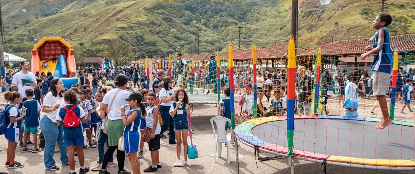 Alunos da rede municipal de ensino se divertem nas atrações da Festa das Crianças
