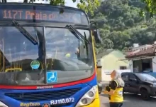 Agente do Detro-RJ durante vistoria em ônibus da linha Praia do Saco x Itaguaí