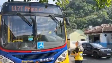 Agente do Detro-RJ durante vistoria em ônibus da linha Praia do Saco x Itaguaí