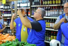 Agentes da Vigilância Sanitária de Mangaratiba inspecionam bebidas em supermercado