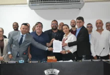 Várias pessoas segurando e exibindo o manifesto