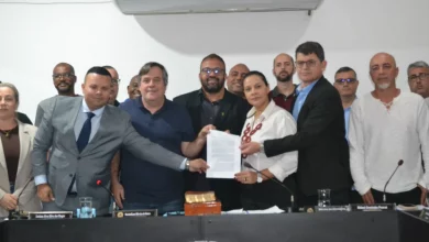 Várias pessoas segurando e exibindo o manifesto